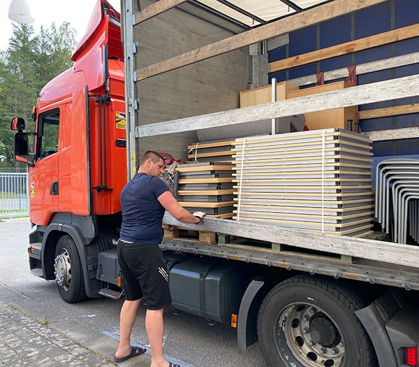 Lorry driver Dmitro Leonidovych Tsyganiuk is securing the transport going to Ukraine.