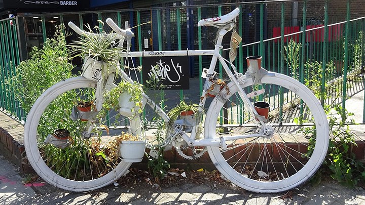 En cykel dekorerad med blommor.