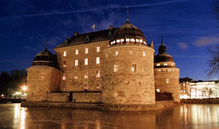 Örebro castle at night