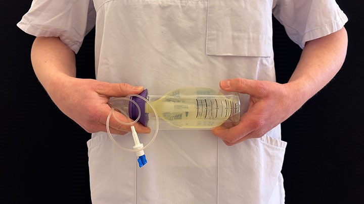 En person som håller en medicinpump.