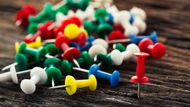 En hög med häftstift.