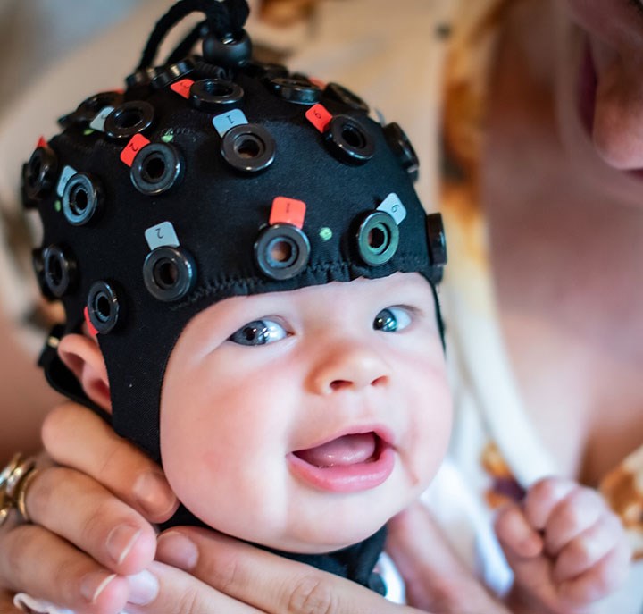 En bebis med en mössa med mätinstrument.