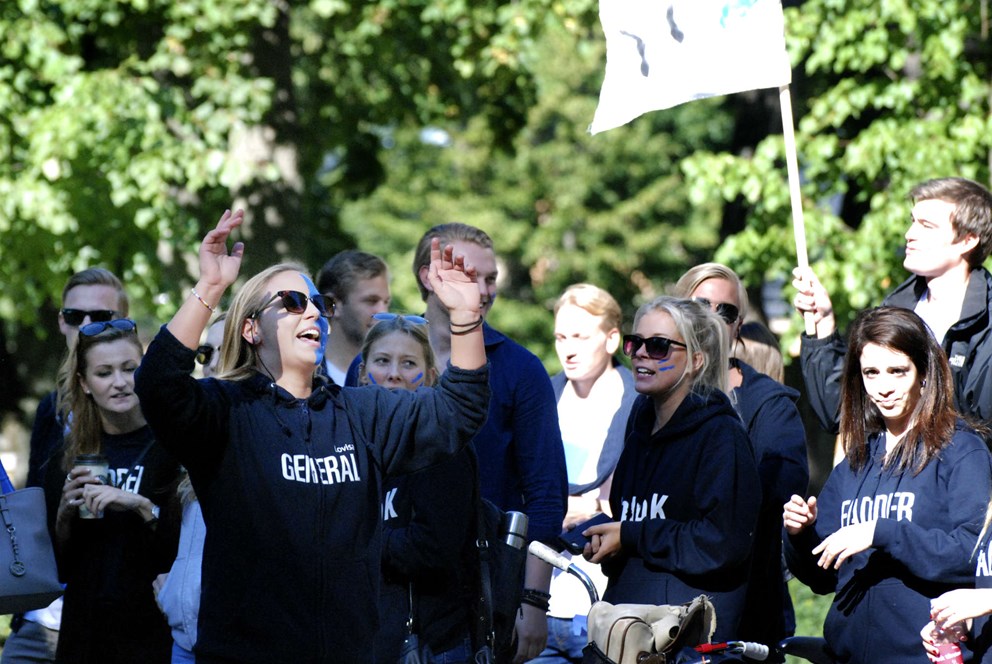 Studenter tågar med flaggor.