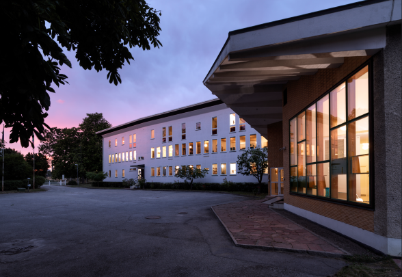 Main-building-and-Auditorium-from-the-outside - italienska institutet.png