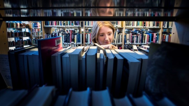 Bokhyllor på Örebro universitetsbibliotek