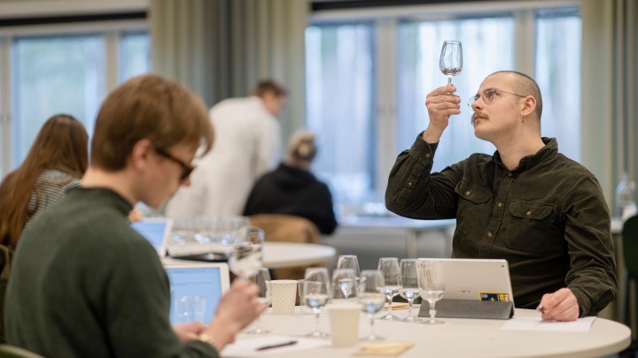 Studenter utför sensoriskt test