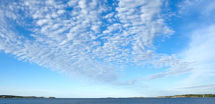 foto av en blå himmel med vita moln