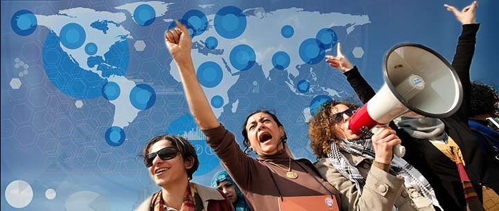 Tre glada personer ropar i megafon med blå världskarta i bakgrunden