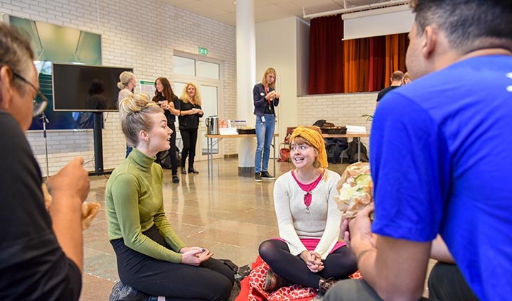 Emila Myllimäki och Denice Jakobsson sitter på golvet och sjunger