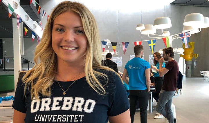 Porträtt av Sofie Sjöberg, internationell studentassistent. Hon ler och har en svart tröja med texten "Örebro universitet" på sig.