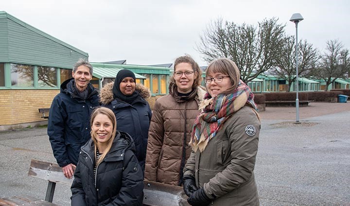 Grupp av SFI-lärare utanför Risbergska skolan