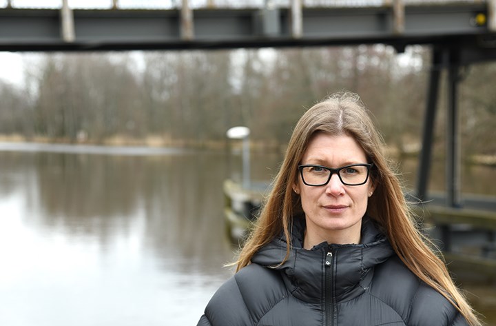 Anna Rotander vid bron över Svartån vid Naturens hus