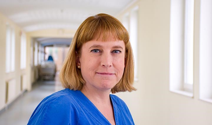 Jenny Seilitz i sjukhuskorridor