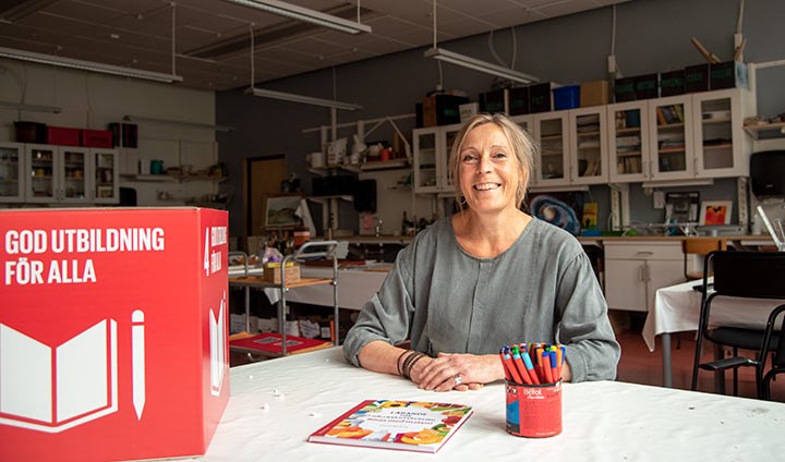 Johanna Björklund vid ett bor i en undervisningssal på universitete