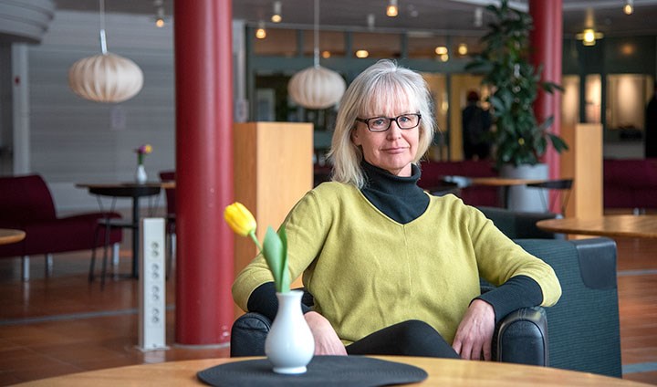 Katarina Hjortgren i en fåtölj