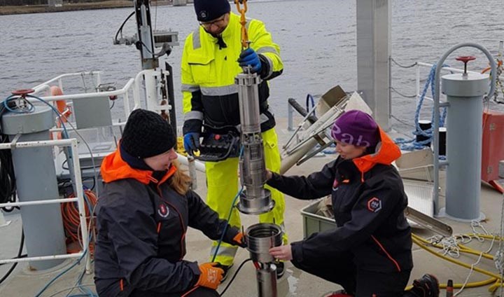 Anna Kärrman, Anna Rotander och Mikael Molin från Umeå marina forskningscentrum, tömmer pumpen som filtrerat mikroplats i tre olika storlekar.