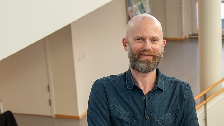 Anders Björkvall framför en vägg.