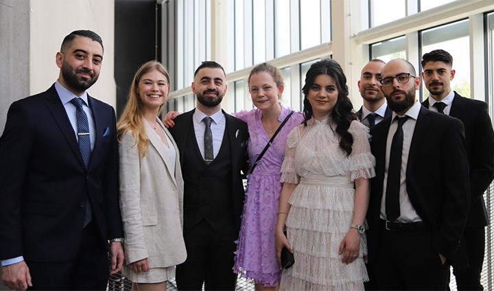 På bilden syns Rofand Batti, Ebba Bjuveus, John Sayegh, Shaza Sayegh, Carolina Wretman, Mostafa Alaaradji,  Christian Khoury och Kristian Kozman som har tagit examen från Läkarprogrammet. 