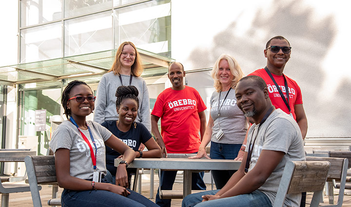 Grupp med lärare från Kenya, tillsammans med två värdar fram Campus USÖ.