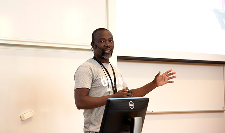 Sammy Wambua föreläser i en sal på Campus USÖ.