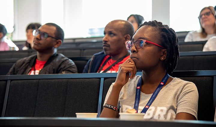 Hildah Wacuka Njoroge i en föreläsningssal på Campus USÖ.