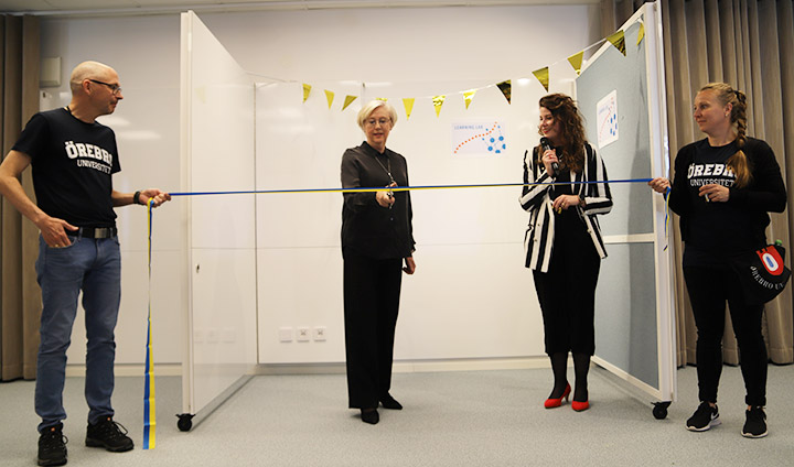 Magnus Hansson och Anna-Eva Olsson håller i ett blågult band som Birgitta van Dalen klipper. Anna-Karin Andershed tittar på.