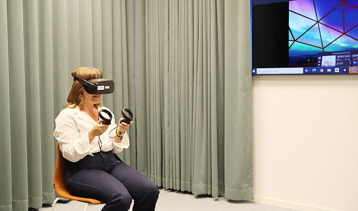 Kristin Törnqvist provar VR-glasögon.