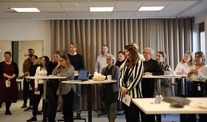 Representanter från Akademiska hus och studenter och medarbetare vid Örebro universitet som deltar på invigningen av Learning lab.