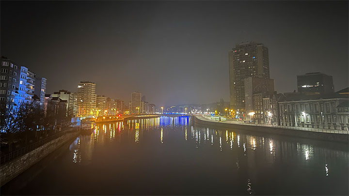 Staden Lièges siluett i natten