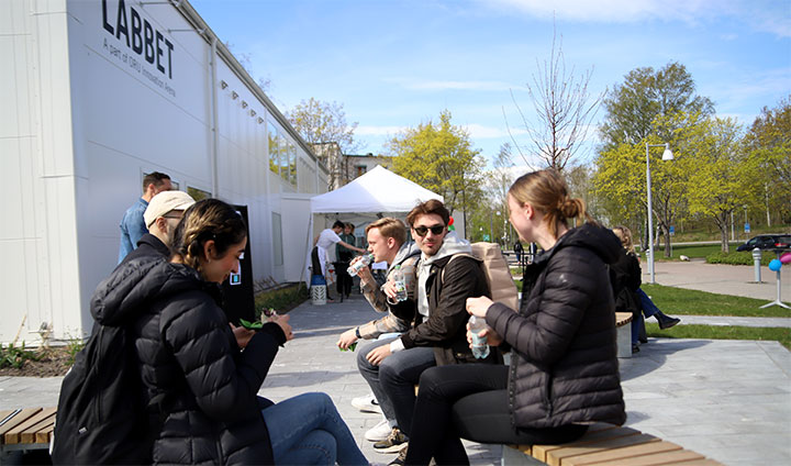 Studenter äter lunch