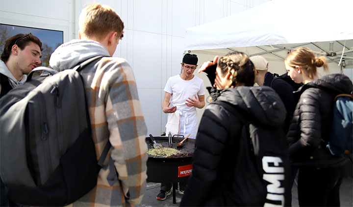 Flera personer står runt en muurikka.