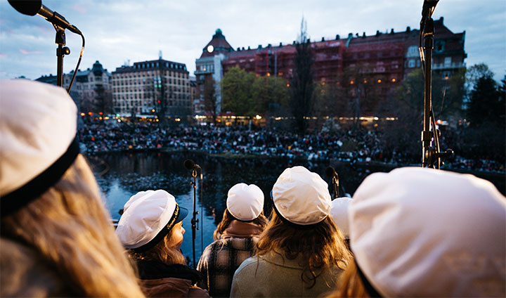 Kören bakifrån. På andra sidan vattnet syns publiken.