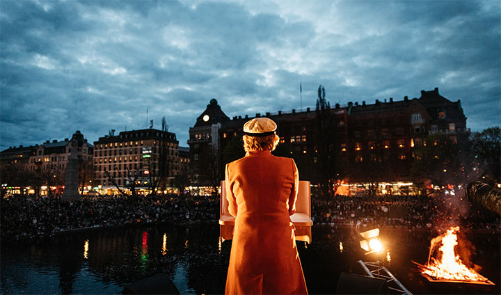 Maria Larsson bakifrån.