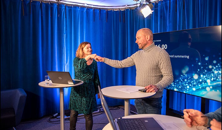 Laila Berglund och Björn Johansson i en studio.