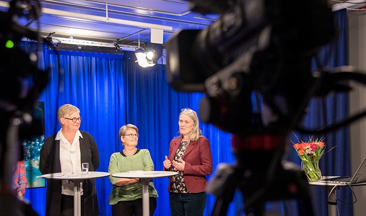 Karin Alnervik, Inger Eriksson och Ann Öhman Sandberg i en studio.