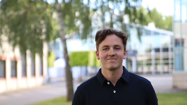 Karl Olsson utomhus på Campus Örebro