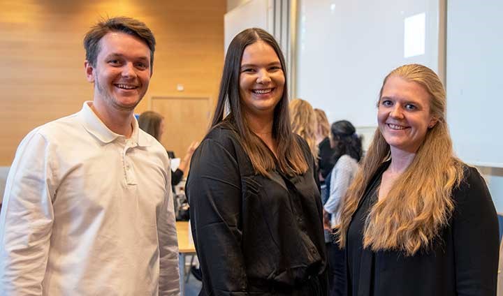 Gustav Pauly, Moa Hedlund och Sofia Strömberg i en föreläsningssal