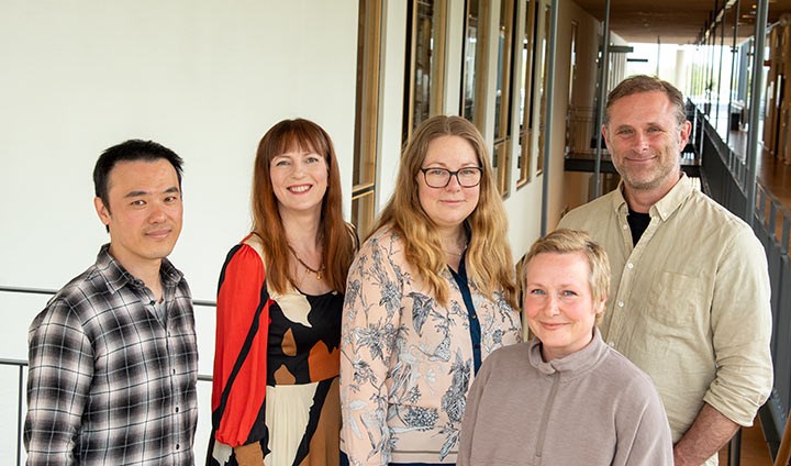  Thanh Wang, Tuulia Hyötyläinen, Anna Kärrman, Maria Larsson och Magnus Engwall i en korridor i Bilbergska