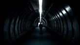 Siluett av en person i en mörk tunnel