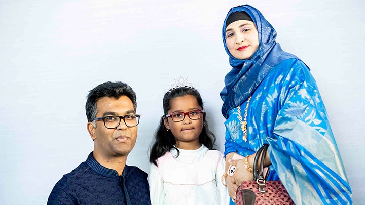 Owasim Akram, ny doktor, tillsammans med sin dotter Wasifa Alveen Ayesha och hustrun Rebaka Sultana.