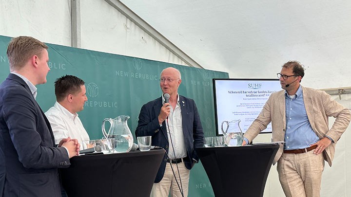 Johan Schnürer på scen i Almedalen