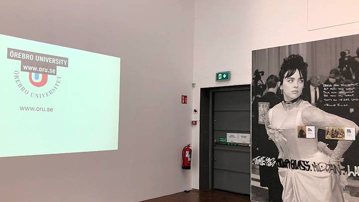 En slutskylt på en video med "Örebro University" bredvid en bild på Bille Eilish i korsett från Met-galan 2022