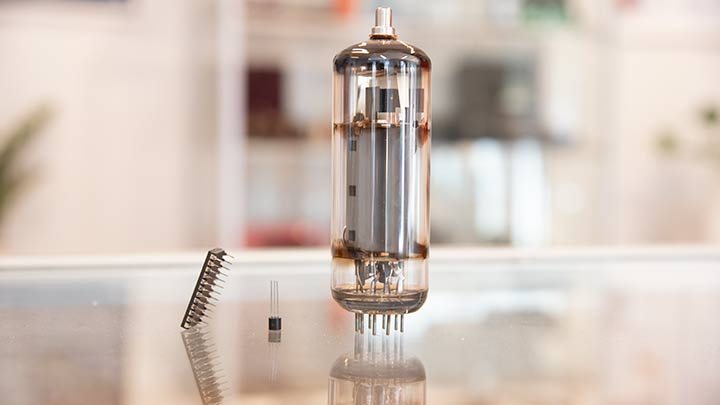 En intergrerad krets, en transistor och ett elektronrör på en glasskiva.