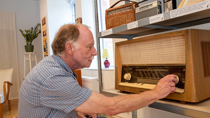 Dag Stranneby rattar en äldre radioapparat