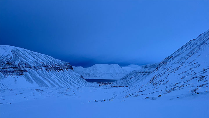 Berg och en liten by.