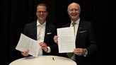 Jonas Albertson  ochJohan Schnürer håller ihop avtalet som de just signerat