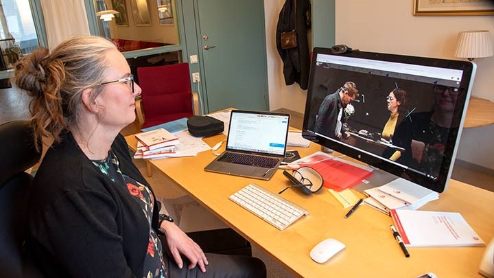Karin Hedström framför en datorskärm på sitt kontor
