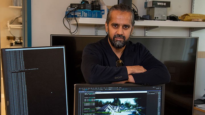 Mehul Bhatt bakom en datorskärm i ett labb