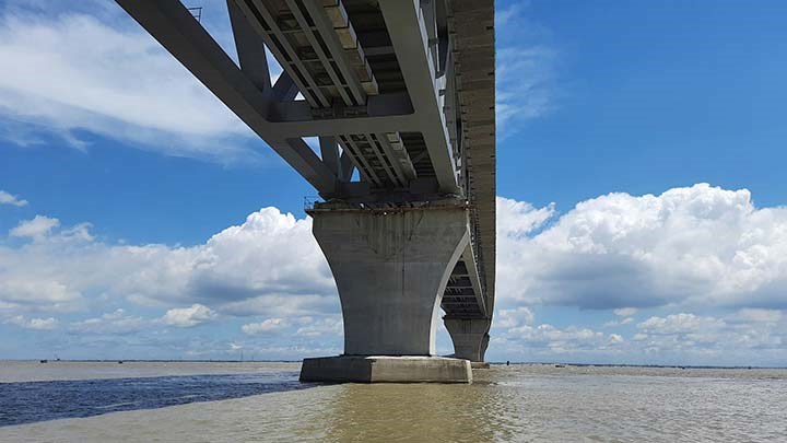 Bild på bron över floden Padma tagen underifrån