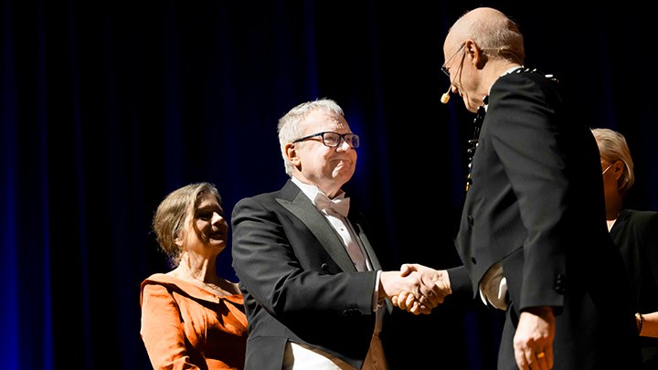 Mats Eriksson on stage with the vice-chancellor.